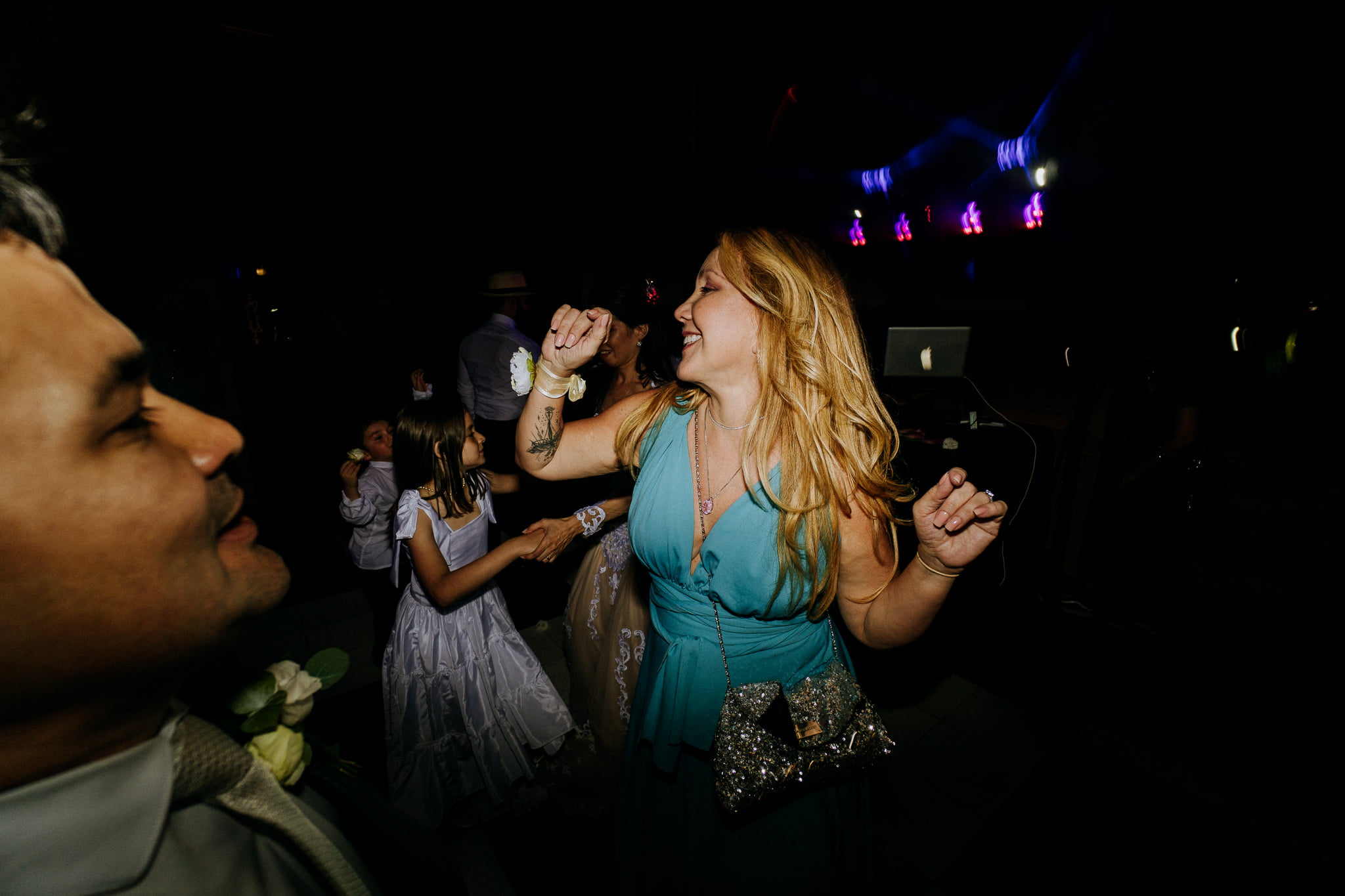 Wedding party at Forte da Cruz using creative flash photography