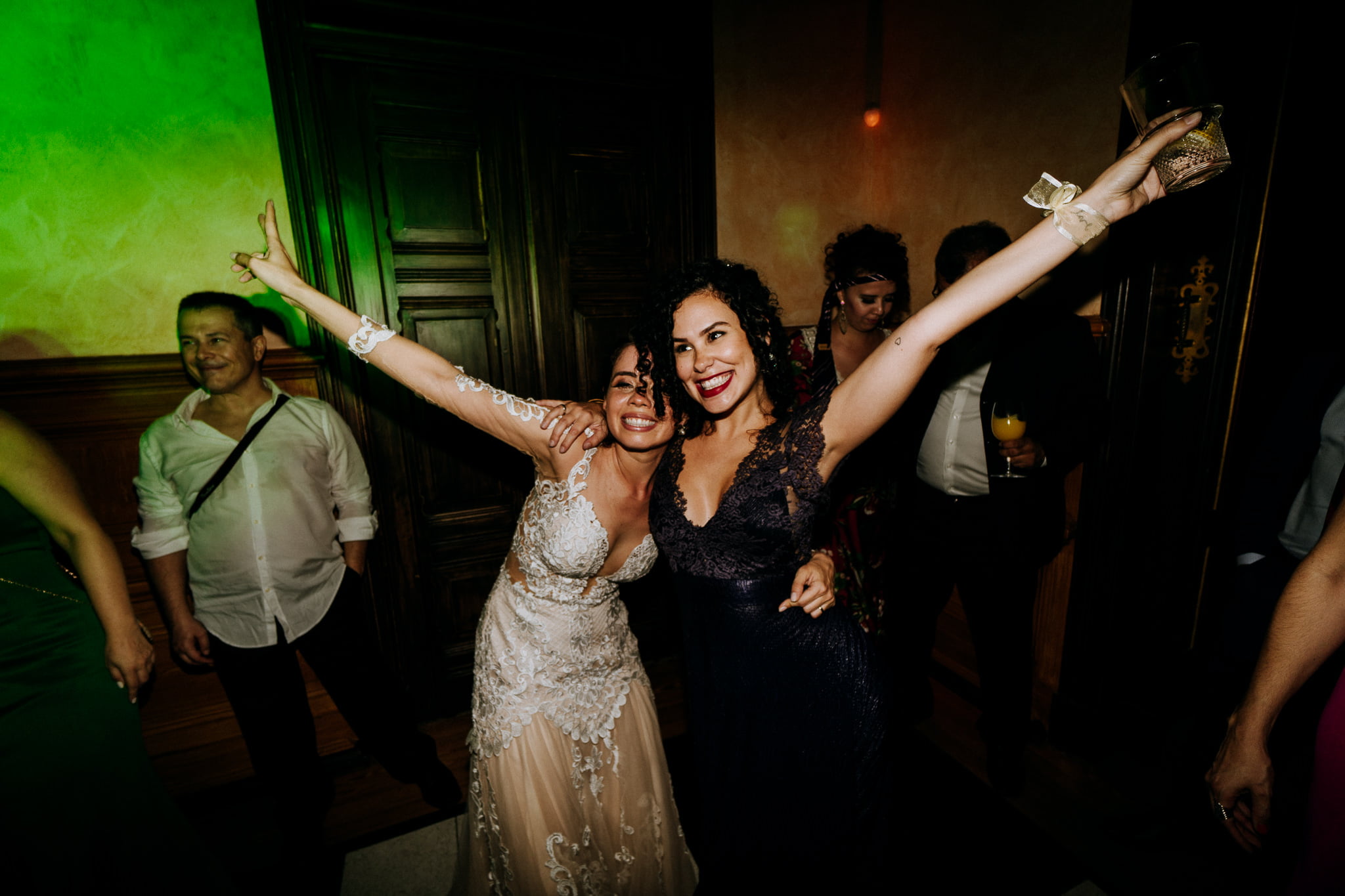 Wedding party at Forte da Cruz using creative flash photography