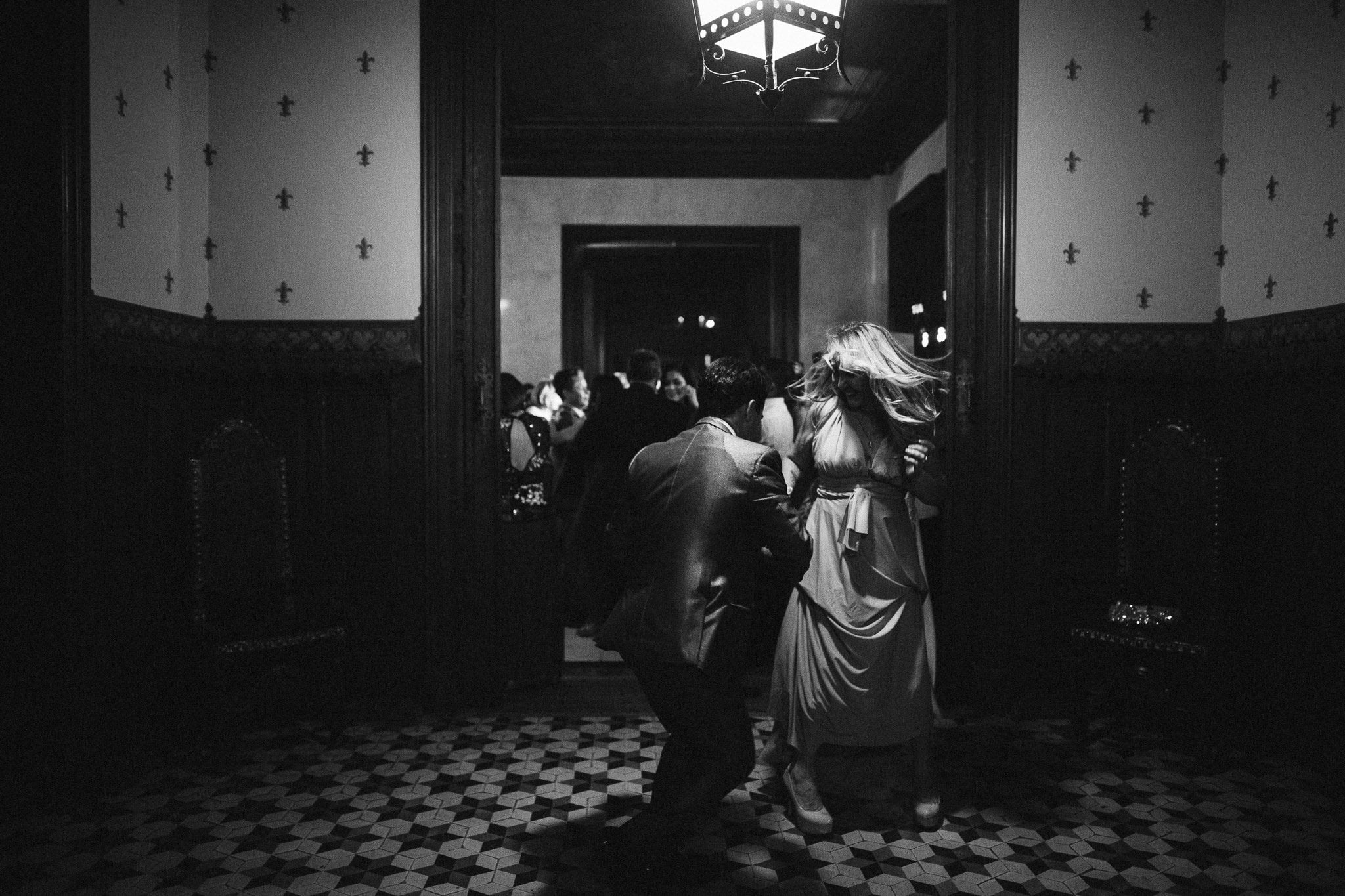 Wedding party at Forte da Cruz using creative flash photography